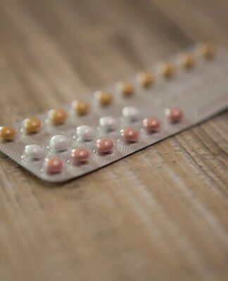 Czym się różni metoda pośrednia od bezpośredniej?